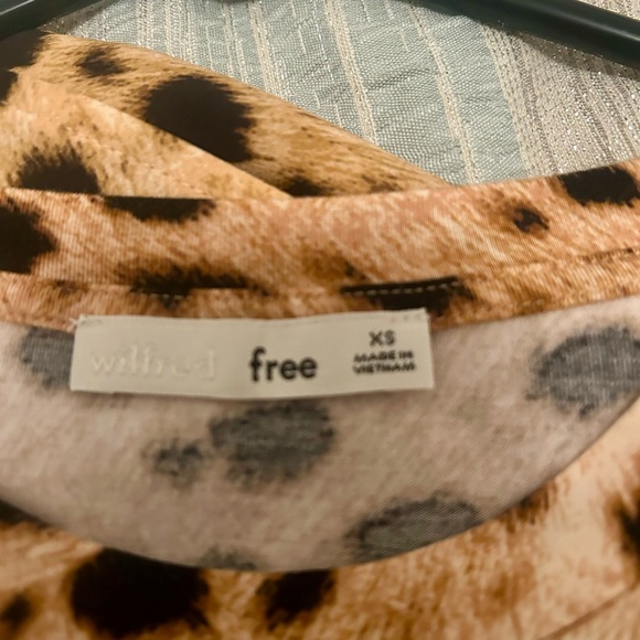 Two Aritzia (Wilfred Free) ladies tops ** brand new surprise will be included - Picture 4 of 7